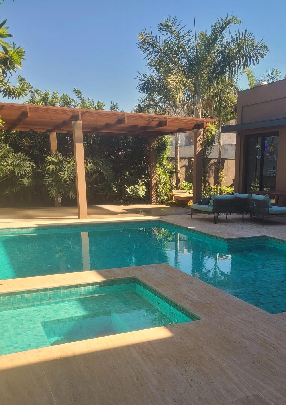 Piscina e área de lazer de uma obra residencial